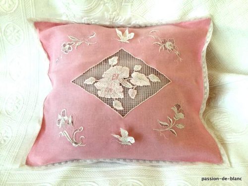 LINGE ANCIEN – Merveilleuse housse de coussin richement ouvragé avec fleurs et papillons sur toile de lin fin couleur rose