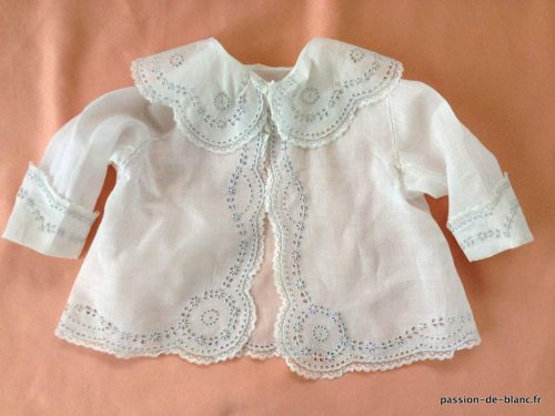 LINGE ANCIEN – Merveilleuse petite veste en fine batiste richement brodé pour bébé