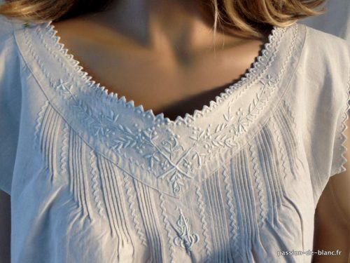 LINGE ancien – Somptueuse chemise de jour avec empiècement brodé de fleurettes sur toile de lin fin