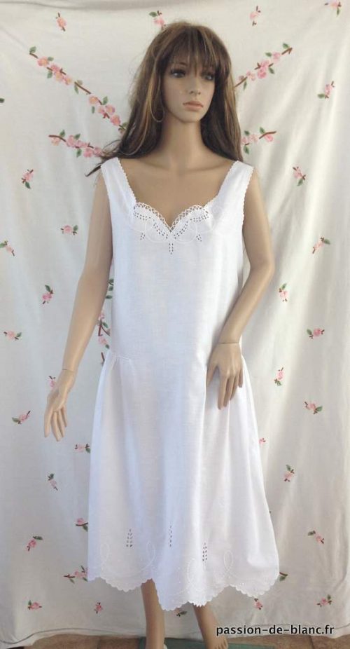 LINGE ANCIEN – Très beau fond de robe réalisé sur toile de percale avec broderie blanche et feston