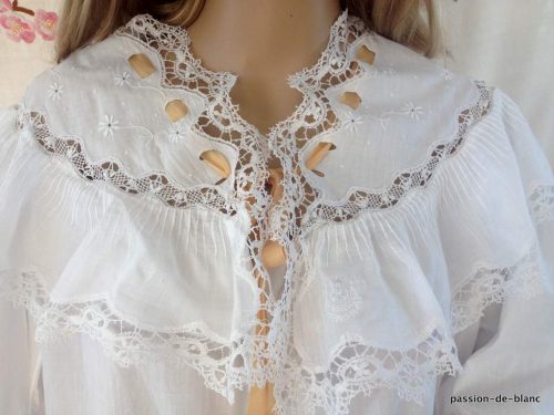 LINGE ANCIEN – Rare et somptueuse chemise de nuit avec empiècement fait de dentelle et broderie blanche sur toile de fine percale