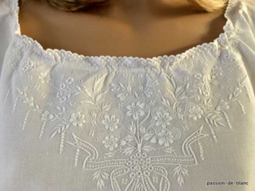 LINGE ANCIEN – Superbe chemise de jour avec merveilleuse broderie sur toile de lin