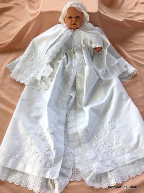 LINGE ANCIEN – Merveilleuse robe de bapteme brodée main avec cape en toile de piqué de coton