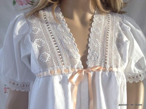 LINGE ANCIEN – Merveveilleuse chemise de nuit enjolivée de fine dentelle au crochet d’art sur toile de percale