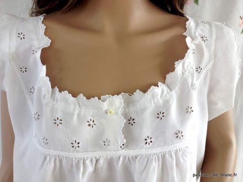 LINGE ANCIEN – Belle et originale chemise de jour avec empiècement brodé de fleurettes sur toile de lin fin