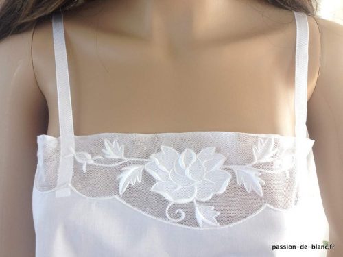 LINGE ANCIEN – Superbe chemise de jour avec empiècement en tulle avec fleurs brodées