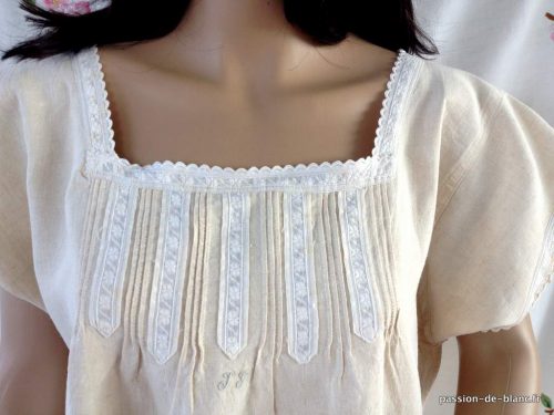 LINGE ANCIEN – Rare superbe chemise de jour avec dentelles et plis nervurés sur toile de lin couleur  légèrement bi