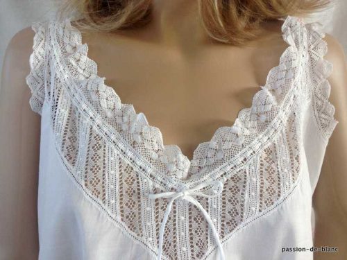 LINGE ANCIEN – Belle chemise de jour avec empiècement avec dentelles et passe ruban sur fine percale