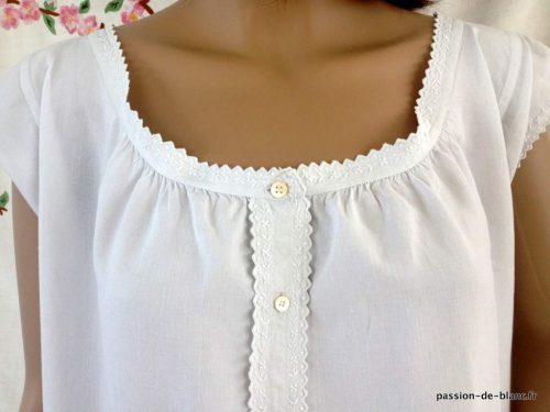 LINGE ANCIEN – Superbe chemise de jour avec patte de boutonnage et feston sur toile de lin fin