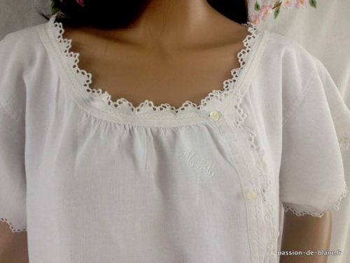 LINGE ANCIEN – Très belle chemise de jour avec patte de boutonnage exentrée et feston sur toile de lin