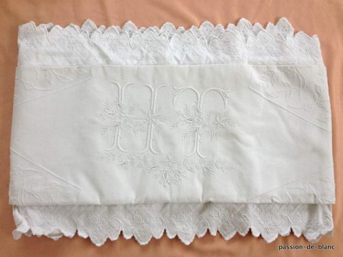 Merveilleuse couverture de mariage festonnée en piqué de coton avec monogramme HT