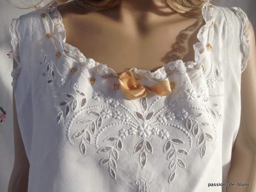 LINGE ANCIEN – Rare et somptueuse chemise de jour avec broderie blanche et dentelle sur fine toile de lin