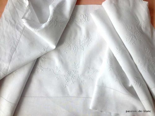 LINGE ANCIEN – Devant de drap ancien avec guirlande fleurie et monogramme RM sur toile lin fin pour couture et patchwork