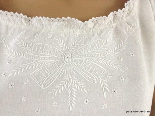LINGE ANCIEN – Superbe chemise de jour avec merveilleuse broderie sur toile de lin