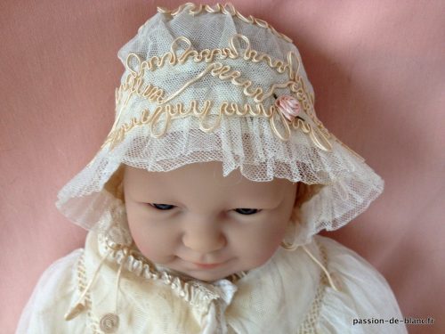 LINGE ANCIEN – Superbe bonnet de bébé réalisé sur tulle avec application de soutache doublé de soie