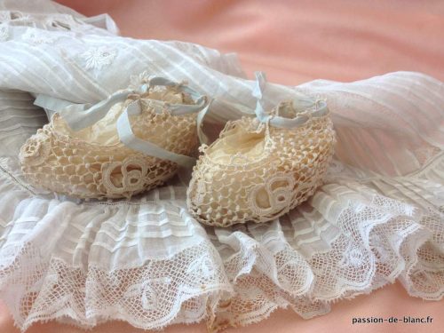 LINGE ANCIEN – Superbes petites chaussures- Chaussons en dentelle  d’Irlande de bébé