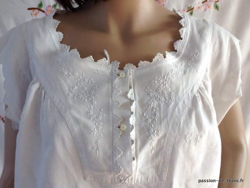 LINGE ANCIEN – Belle chemise de jour avec empiècement brodé de fleurettes sur toile de lin fin