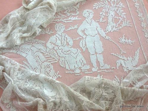 LINGE ANCIEN – Superbe rideau en filet retravaillé à la main avec une belle scène champètre