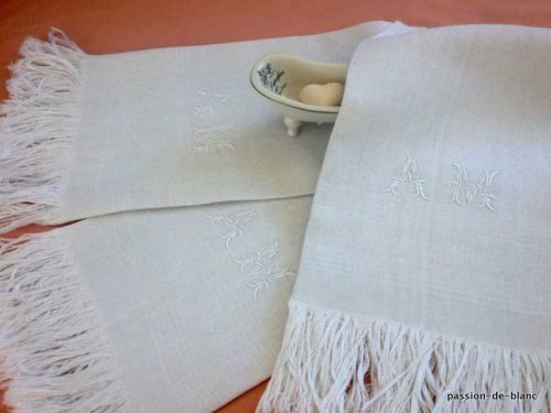 LINGE ANCIEN – Lot de 3 belles serviettes d’invités en pur lin avec superbe imonogramme AM et franges