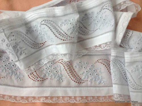 LINGE ANCIEN – Somptueux bas de jupon avec somptueuses broderies blanches petits plis et fine dentelle Valenciennes