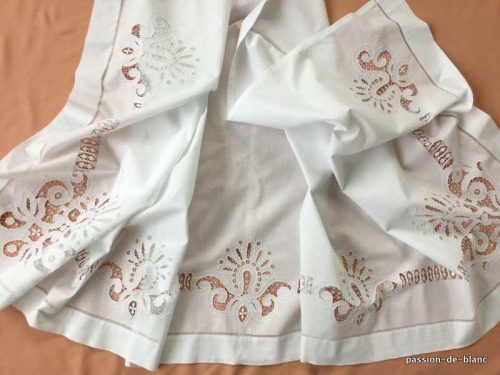 LINGE ANCIEN – Superbe devant de drap ancien avec guirlande fleurie sur toilefine percale pour couture et patchwork
