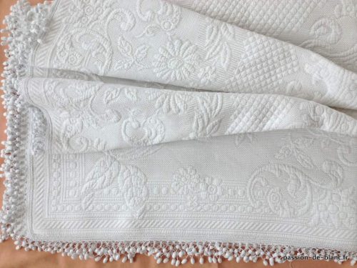 LINGE ancieN – Somptueuse couverture blanche d’enfant en piqué blanc avec imposant relief