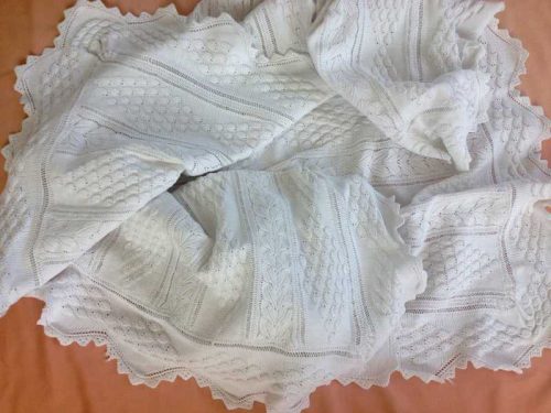 LINGE ANCIEN – Belle petite couverture d’enfant aux aiguilles en fin coton blanc avec motifs à beau relief