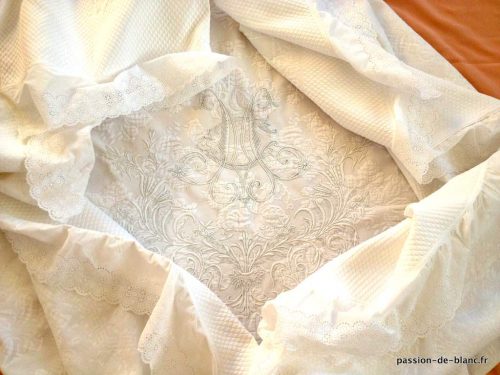 Linge ancien – Rare couverture blanche en piqué avec relief dentelle en broderie Anglaise et imposant monogramme MC