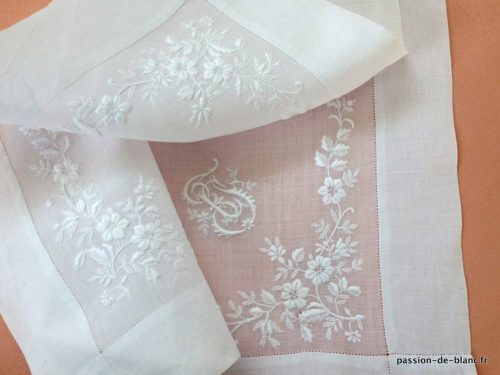 LINGE ANCIEN – Somptueux mouchoir pochette de dame en linon brodé avec guirlande fleurie et mono JE