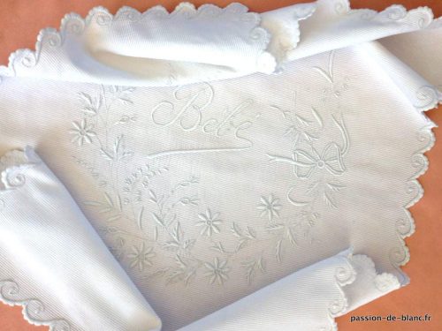 LINGE ANCIEN – Merveilleuse couverture festonnée et  brodé main sur toile en piqué de coton avec l’inscription bébé