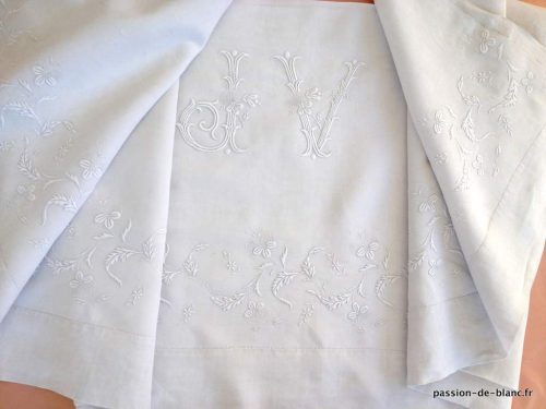 LINGE ANCIEN – Merveilleuse découverte de drap avec monogramme JV sur lin fin pour couture patchwork
