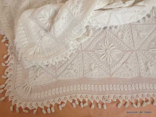 LINGE ANCIEN – Superbe couverture aux aiguilles en coton blanc avec motifs de d’abeilles et tournesols