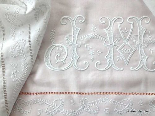 LINGE ANCIEN – Somptueux devant de drap ancien avec guirlande fleurie et monogramme JM sur toile lin  fin pour couture et patchwork