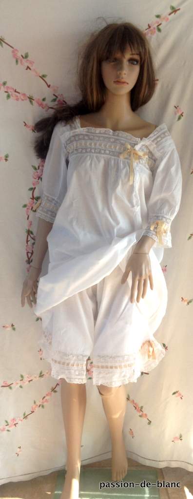 LINGE ANCIEN – Rare et somptueux ensemble comprenant la chemise de nuit et sa culotte fendue avec dentelle Valenciennes sur toile de linon