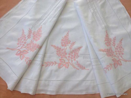 LINGE ANCIEN – Très beau  grand drap en lin fin brodé de fleurs de couleur rose incrustées