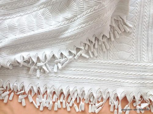 LINGE ANCIEN – Superbe courte-pointe ou dessus de lit aux aiguilles en coton bien fin blanc