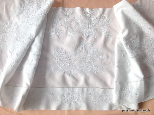 LINGE ANCIEN – Exceptionnelle découverte de drap brodée main sur fil de lin avec monogramme FR pour couture