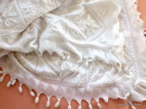 LINGE ANCIEN – Superbe et rare couverture aux aiguilles en coton blanc avec motifs de d’abeilles et tournesols