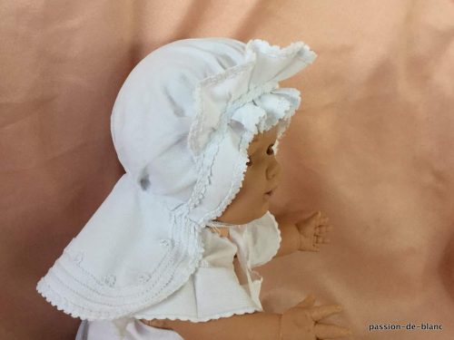 LINGE ANCIEN – Rare et superbe petit bonnet de bébé en fin tissu de piqué de coton avec broderies et dentelles