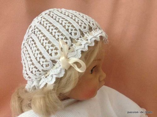 LINGE ANCIEN – Joli petit bonnet en dentelle réalisé à la main au crochet d’art