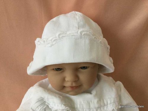LINGE ANCIEN – Charmant bonnet de bébé en piqué de coton avec rabat et dentelle festonnée