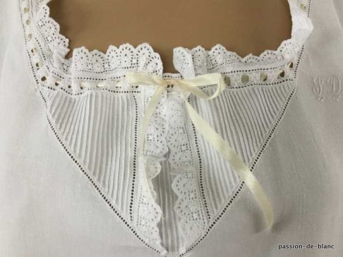 LINGE ANCIEN – Superbe chemise de jour avec empiècement plis nervurés avec fines dentelles Anglaise et passe ruban