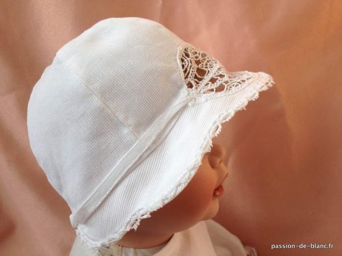 LINGE ANCIEN – Charmant bonnet de bébé en fin tissu en piqué de coton avec insertion à l’aiguille