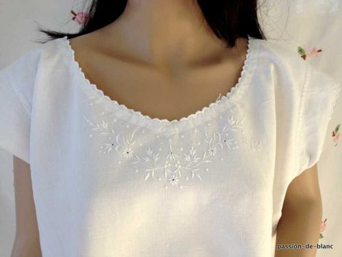 LINGE ANCIEN – Très jolie chemise de jour brodée main sur toile de lin fin avec branchages fleuris