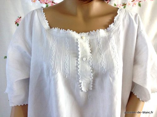 LINGE ANCIEN – Superbe chemise de jour avec petits plis patte de boutonnage et feston sur toile de lin