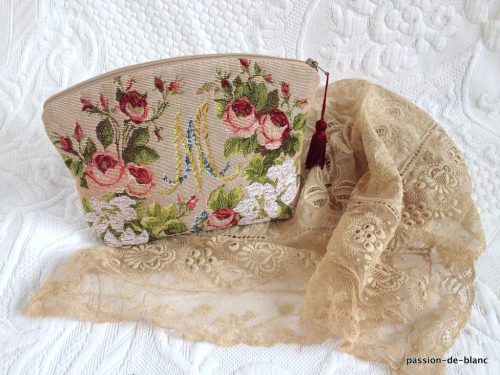 Ambiance déco – Très belle trousse modèle Marie Antoinette en tapisseie jacquard