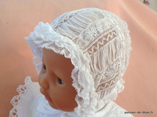 LINGE ANCIEN – Somptueux petit bonnet de bébé en linon réalisé à la main avec dentelles et entre deux brodé