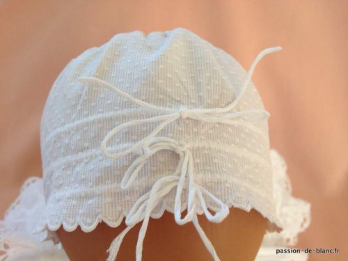 LINGE ANCIEN – Charmant petit bonnet de nouveau né en fin damassé de coton