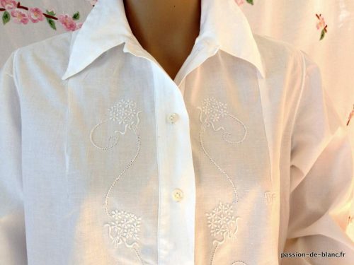 LINGE ANCIEN – Belle chemise de nuit de femme avec broderie blanche sur toile de coton