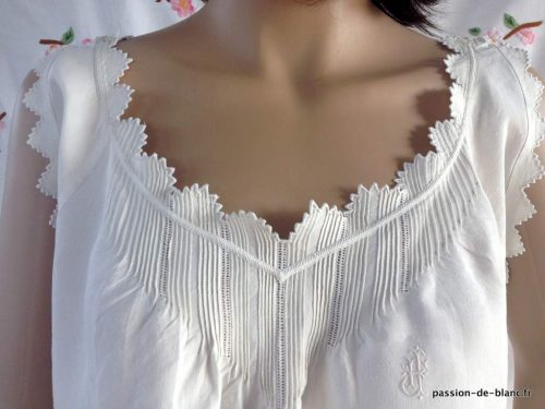 LINGE ANCIEN – Superbe chemise de jour avec empiècement brodé main sur toile de lin fin